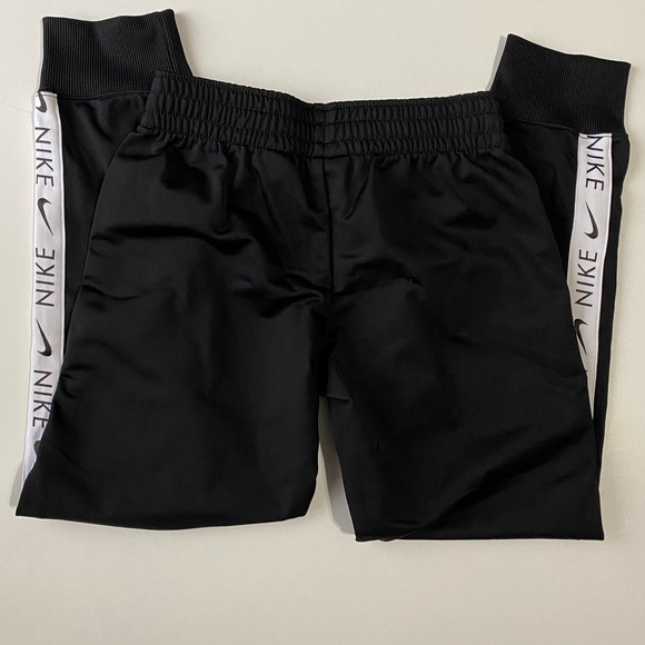 Nike | Girl’s Tracksuit - Picture 6 of 7